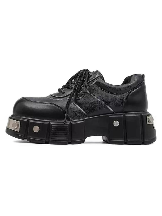 Klobige Lederschuhe mit Metallplatte