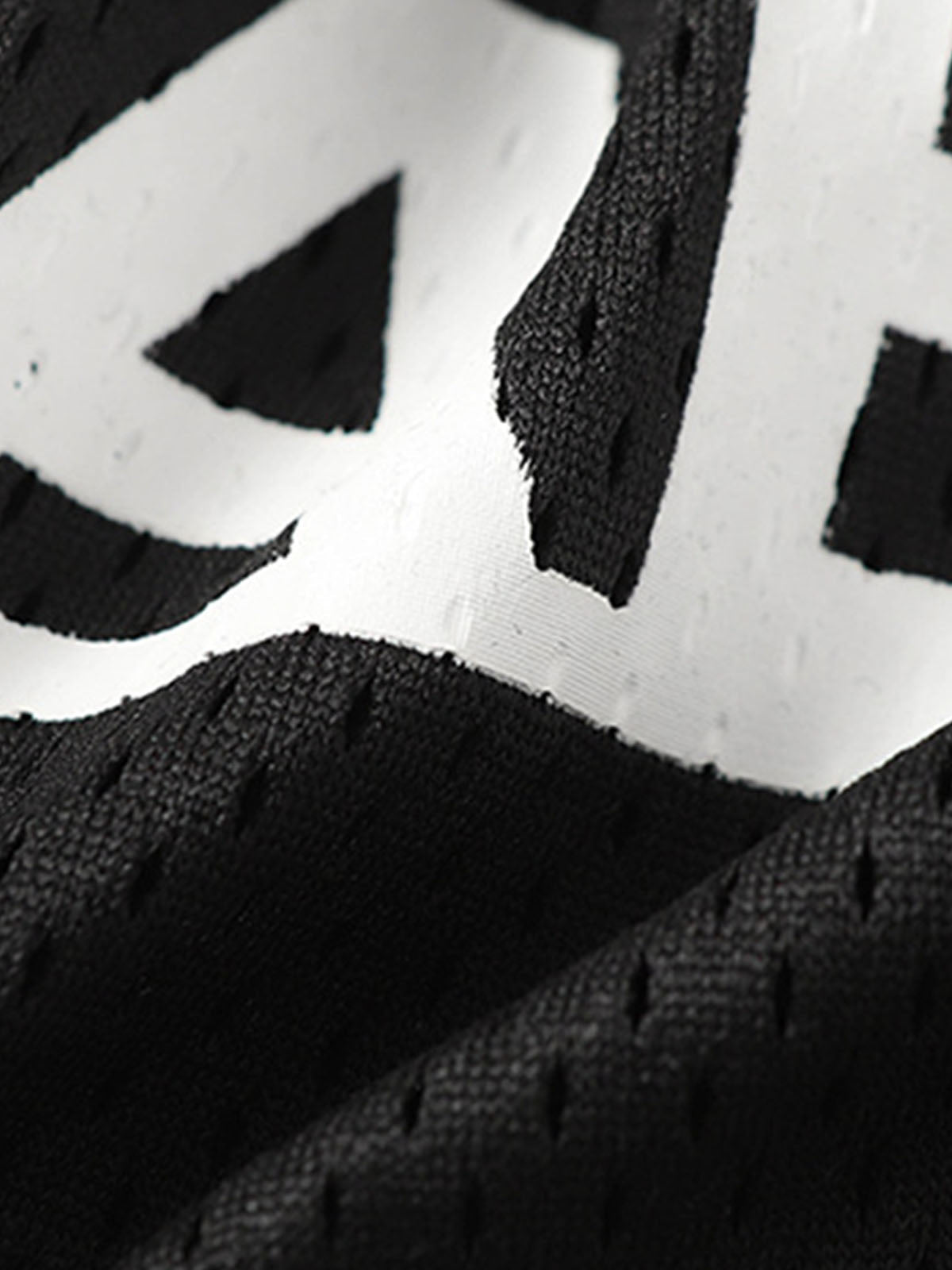 NO "23" Schwarzes Jersey-T-Shirt mit V-Ausschnitt