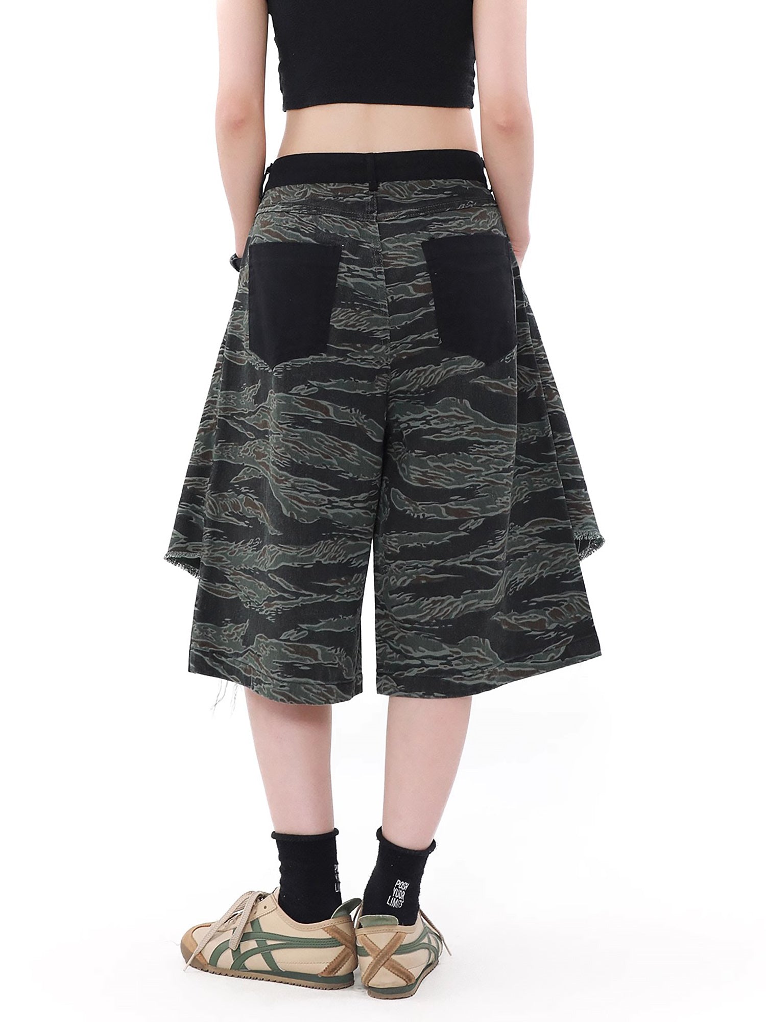 Thesupermade – High Street – Patchwork-Jeanshose mit Camouflage-Muster und Kontrast-Print 