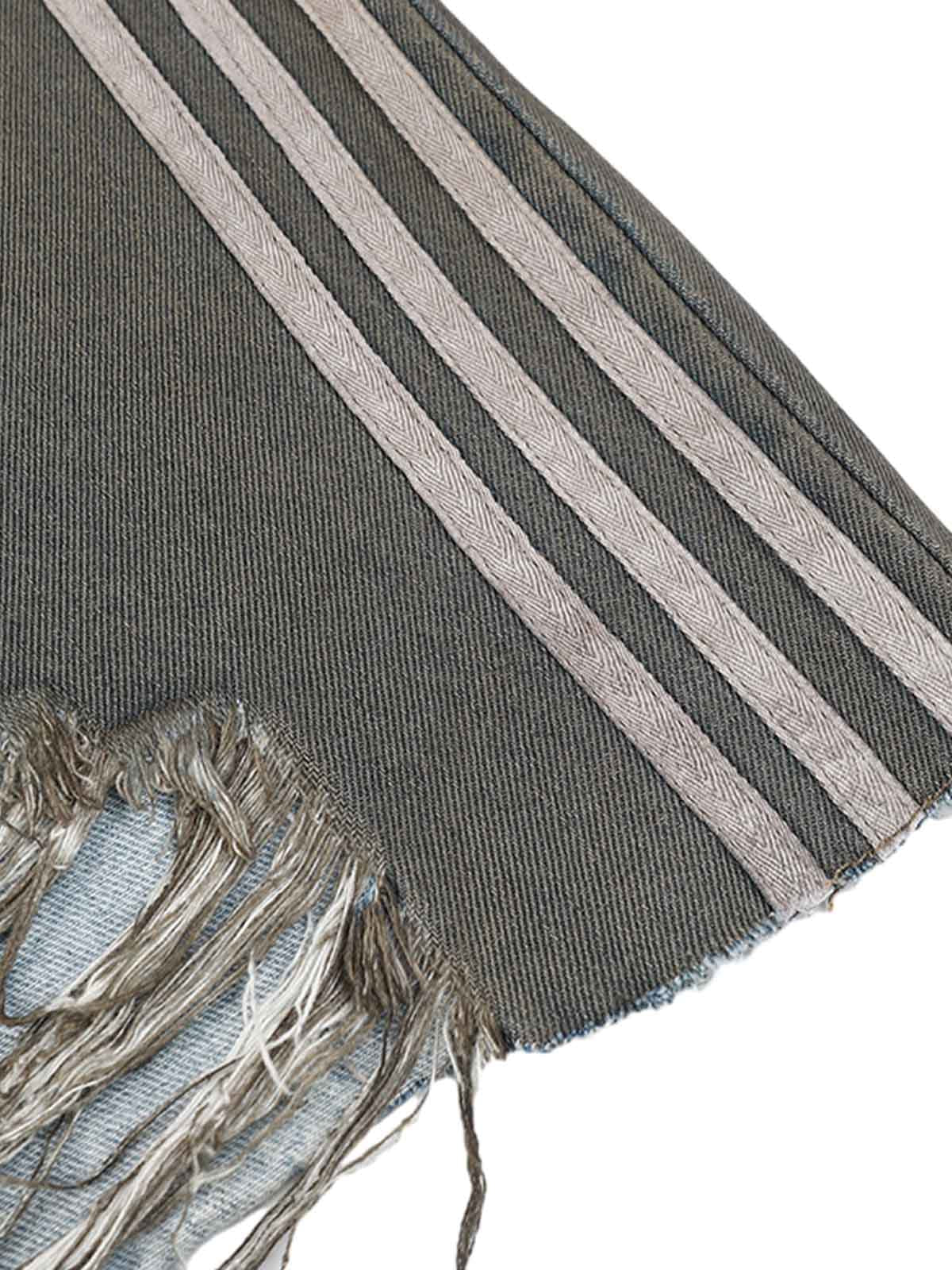 Zerrissene, schmutzig gefärbte, gestreifte Jorts