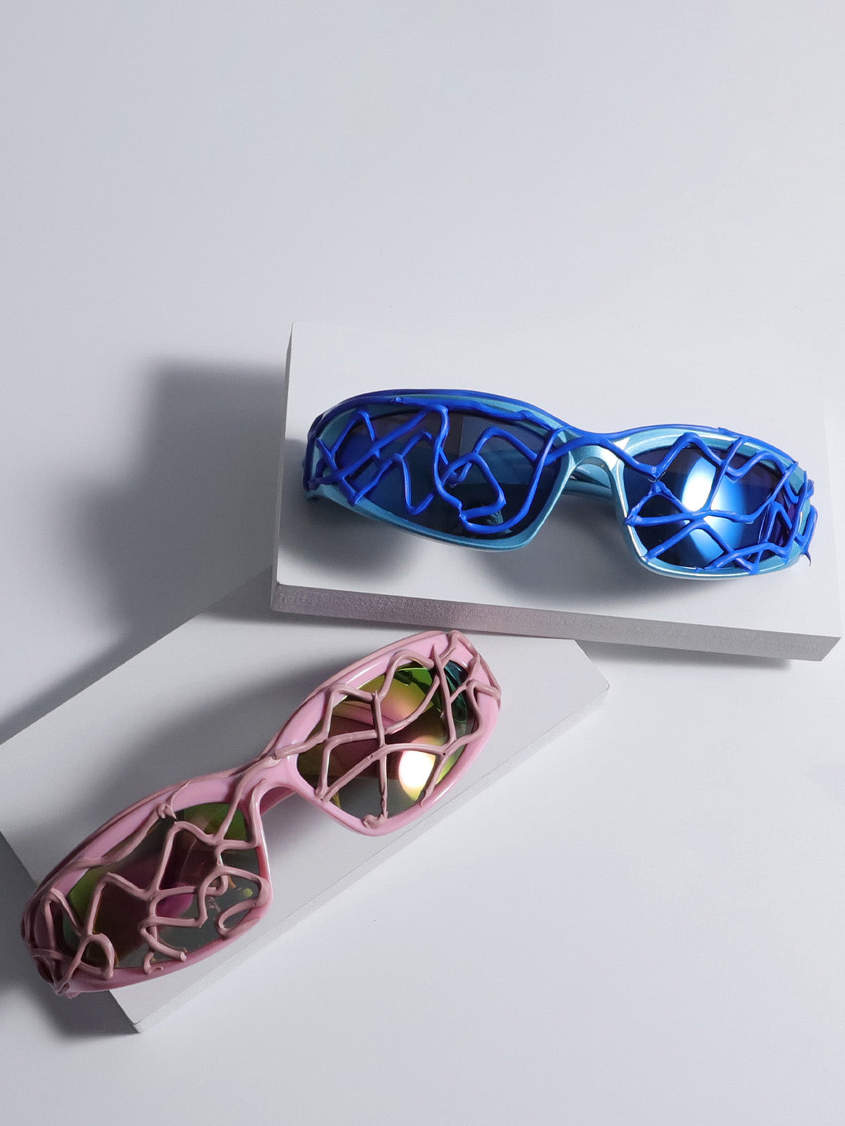 Futuristische Sonnenbrille mit gewelltem Rahmen