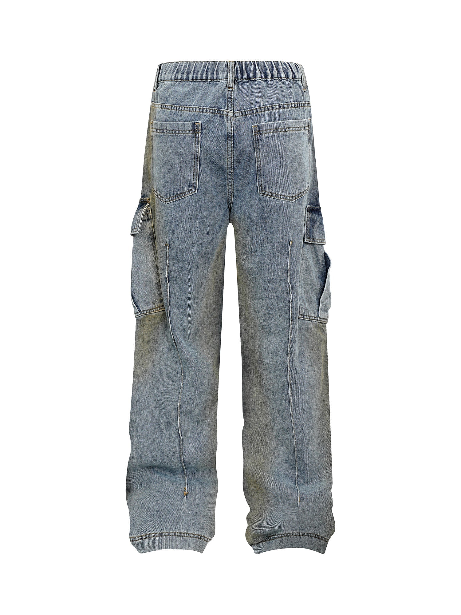 Verwaschene Cargojeans mit Falten im Used-Look