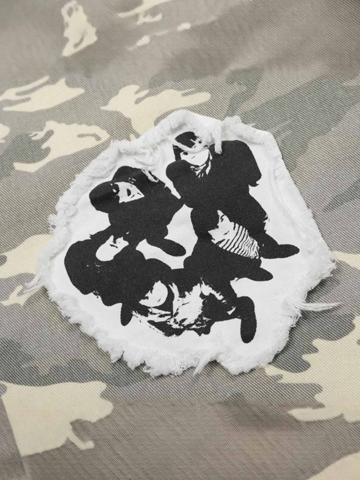 Jorts camouflage déchirés avec appliques brodées