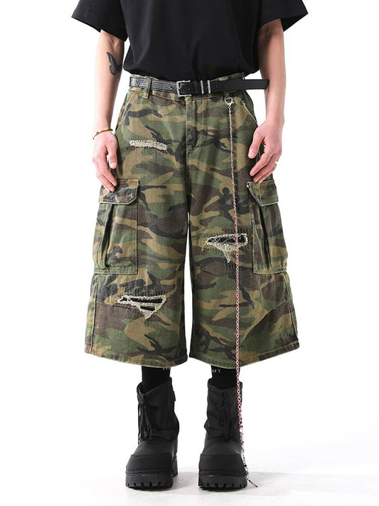 Kurze Retro-Shorts mit zerrissenem Camouflage-Muster