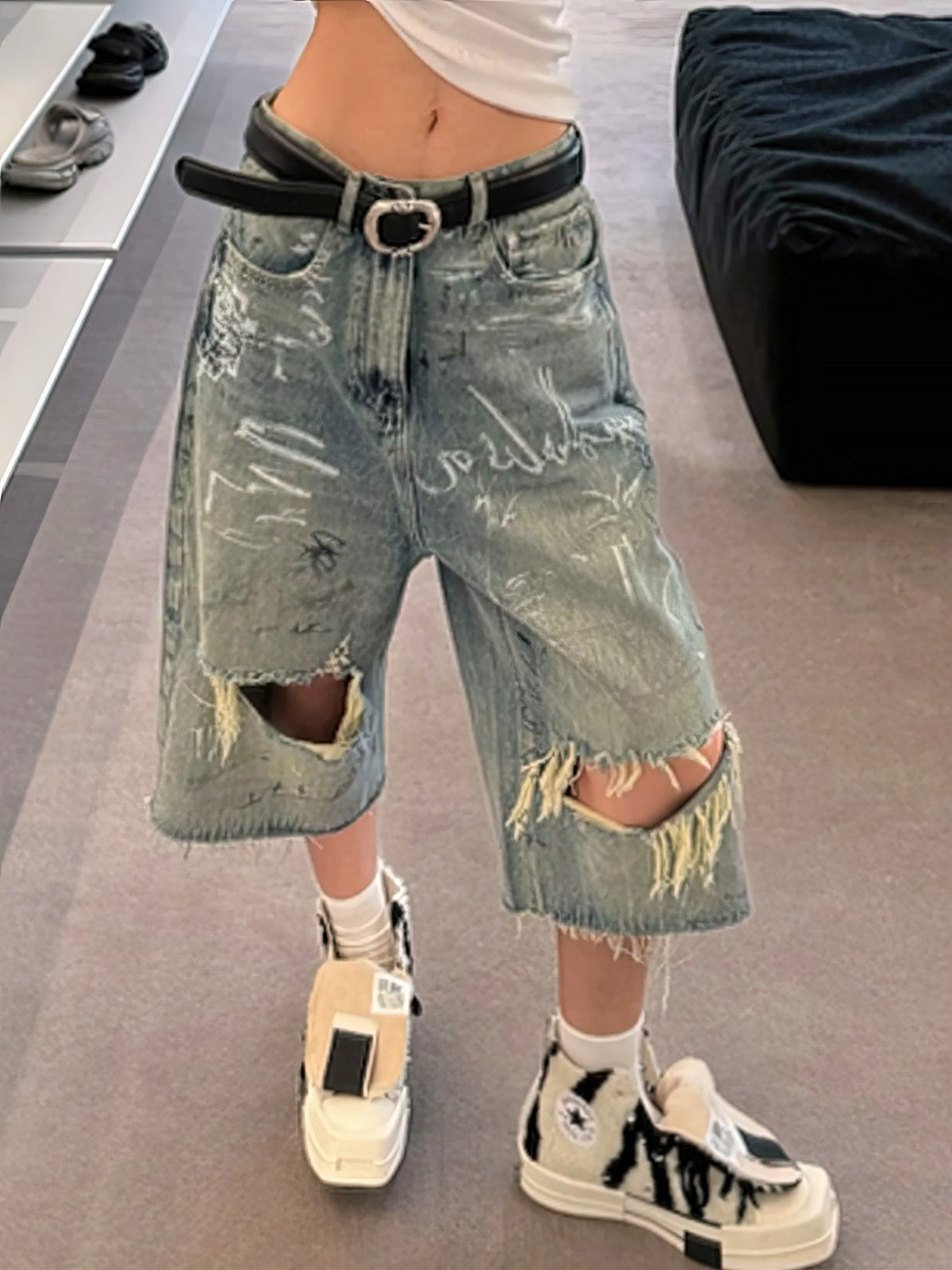 Zerrissene Jorts mit handbemalten Graffiti-Motiven