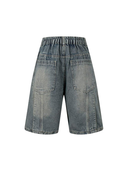 Verwaschene Distressed-Jeansshorts mit dekonstruiertem Schlitz