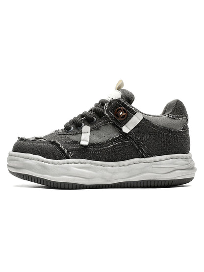 Sneakers mit Plateausohle und dekonstruiertem Split Whisker-Muster
