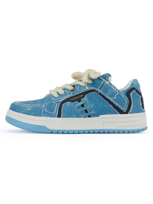 Sneakers aus zerfetztem Denim in Patchwork-Optik 