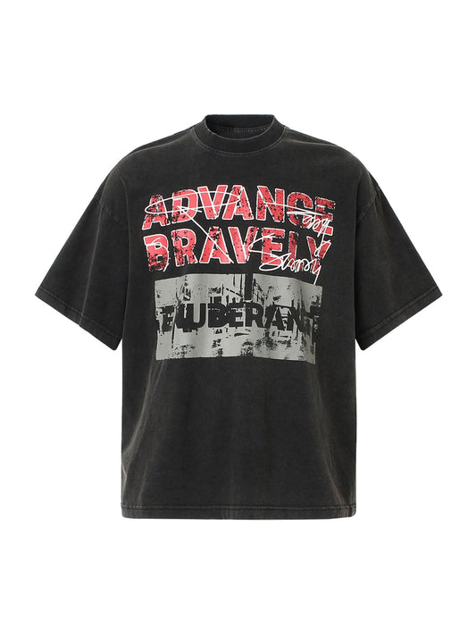 T-shirt graphique audacieux « Avancer courageusement »