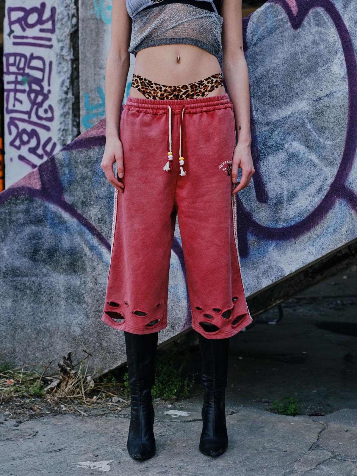 Zerrissene rote Culotte-Jeans im Used-Look