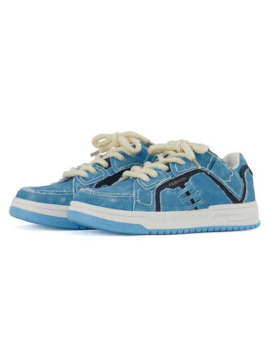 Sneakers aus zerfetztem Denim in Patchwork-Optik 