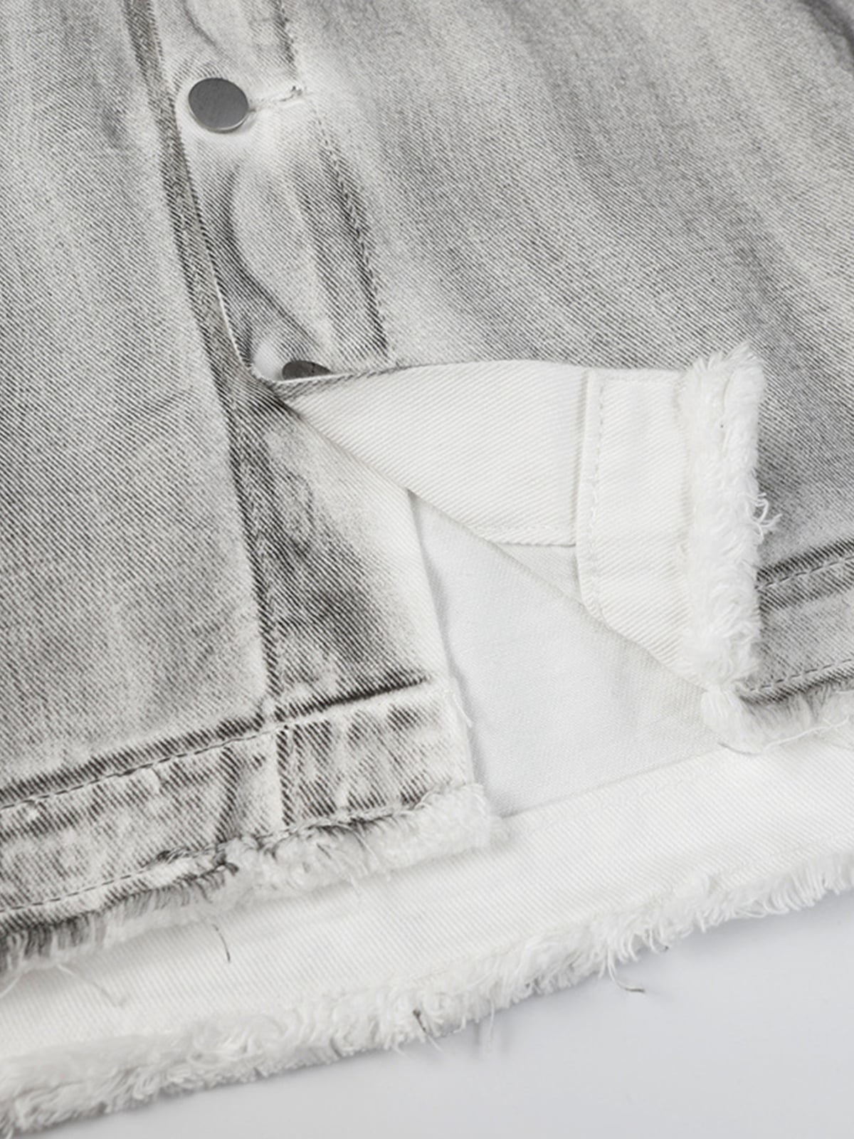 Distressed-Jeansjacke mit Stickerei