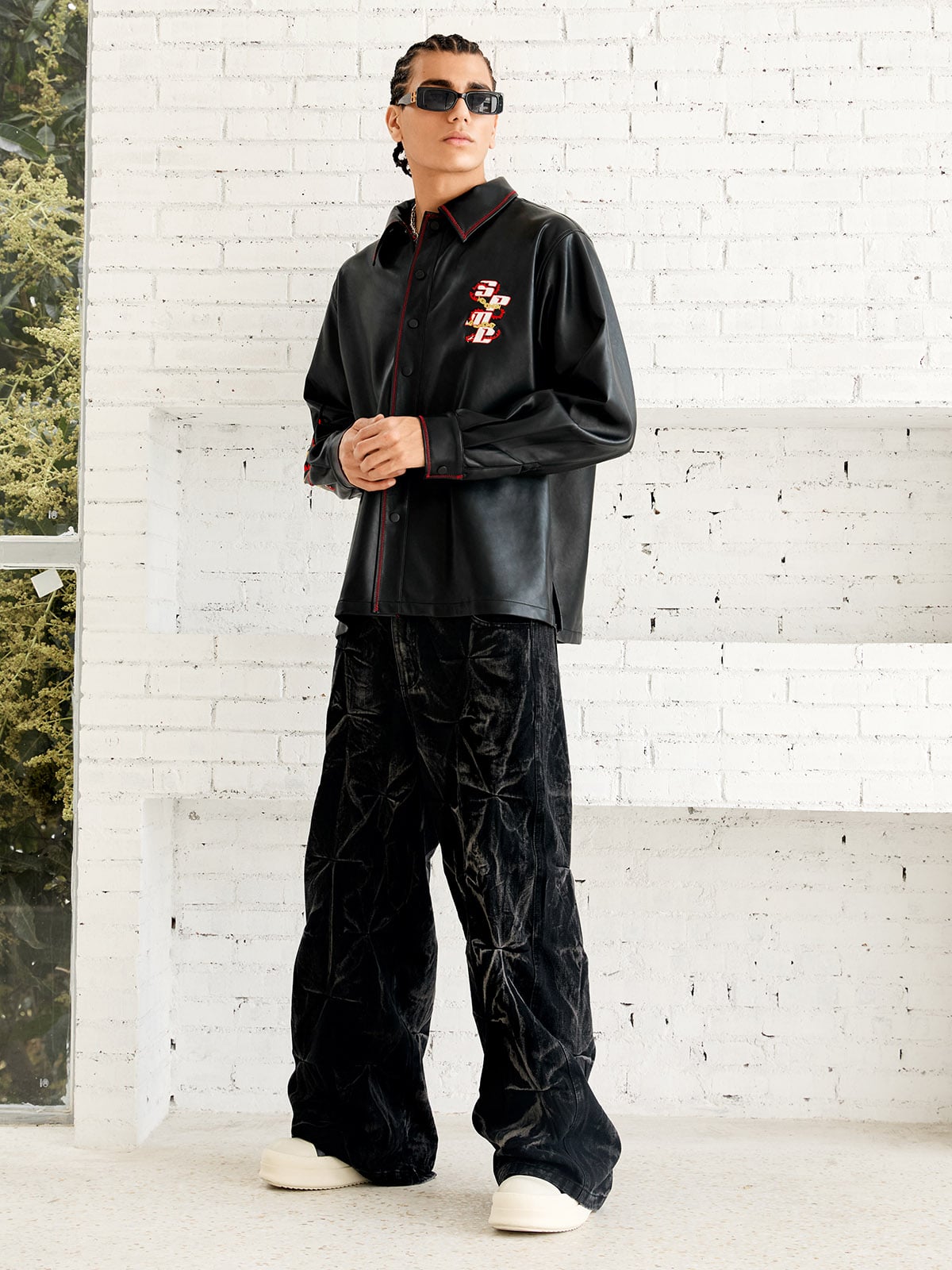 Stark verwaschene Baggy-Jeans mit Falten im Used-Look – 2282
