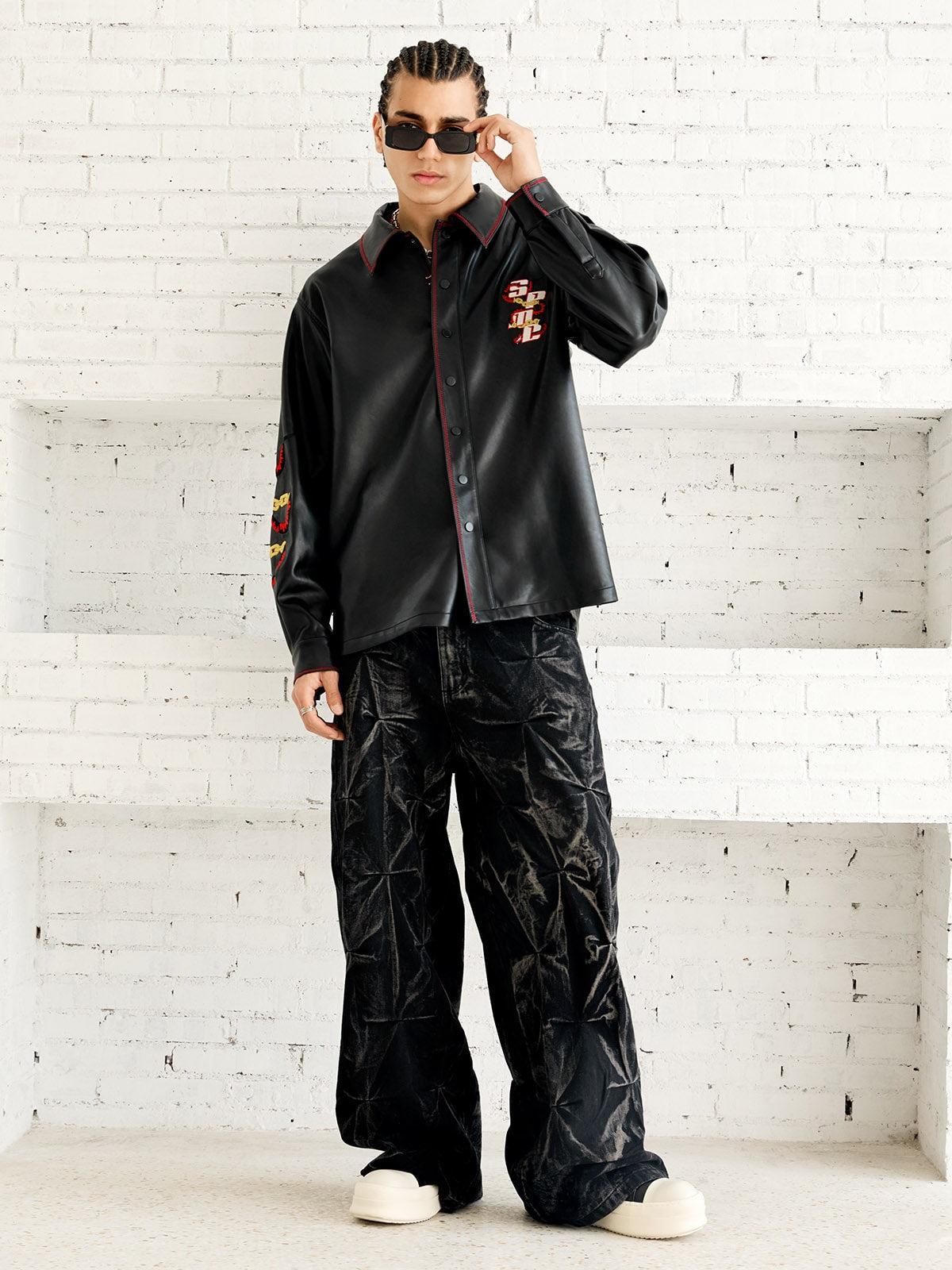 Stark verwaschene Baggy-Jeans mit Falten im Used-Look – 2282