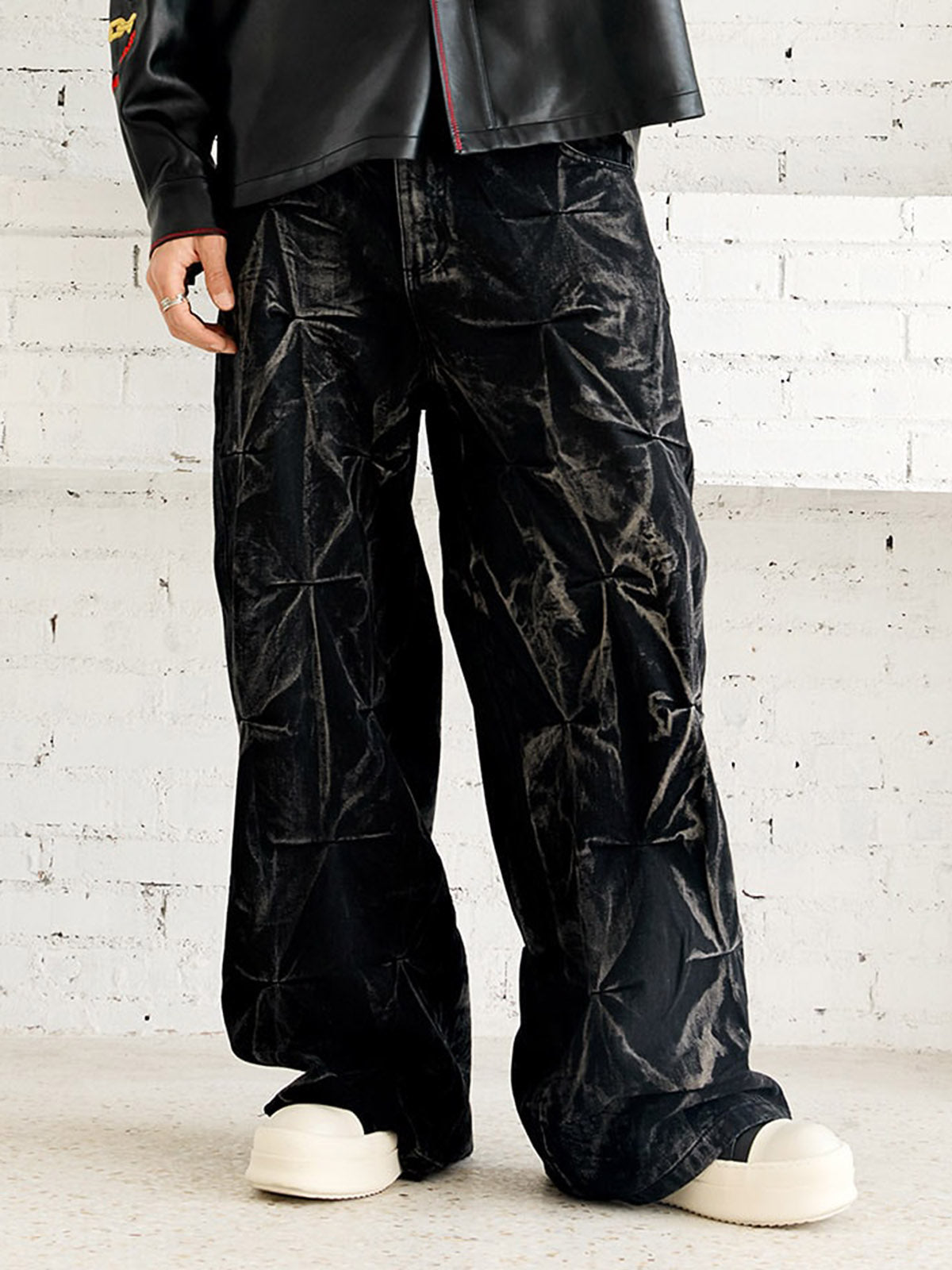 Stark verwaschene Baggy-Jeans mit Falten im Used-Look – 2282