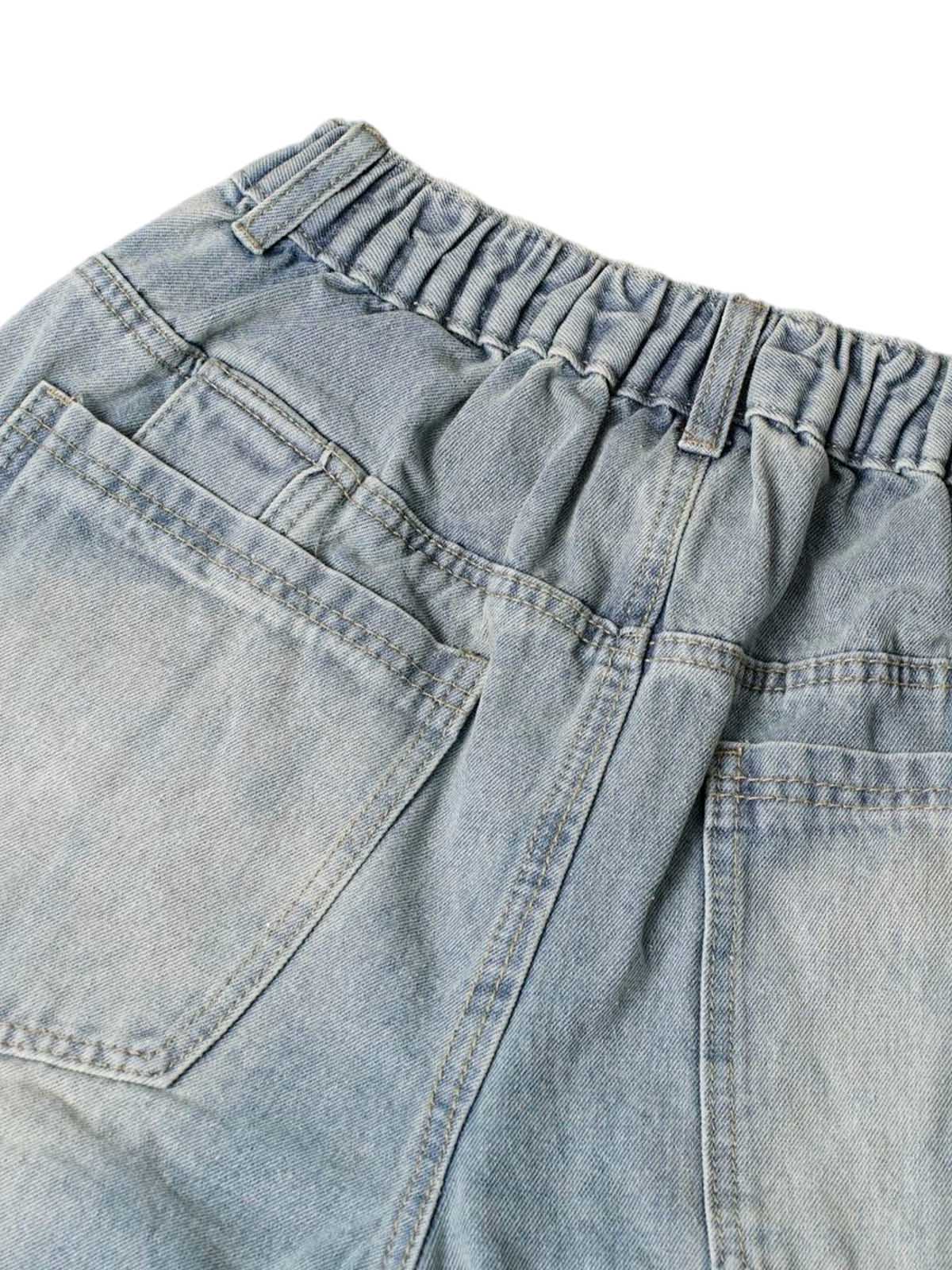 Verwaschene Distressed-Jeansshorts mit dekonstruiertem Schlitz