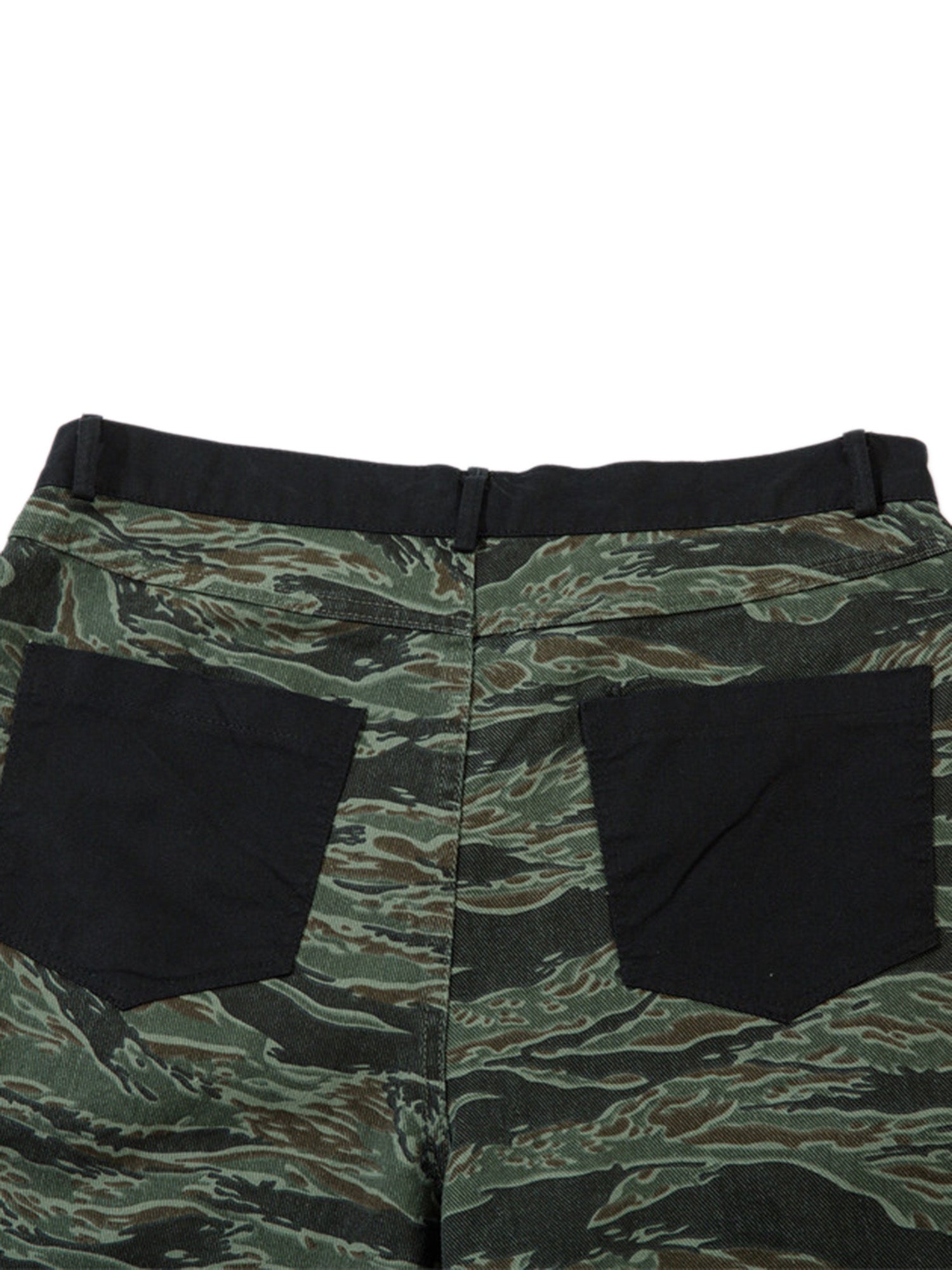 Thesupermade – High Street – Patchwork-Jeanshose mit Camouflage-Muster und Kontrast-Print 