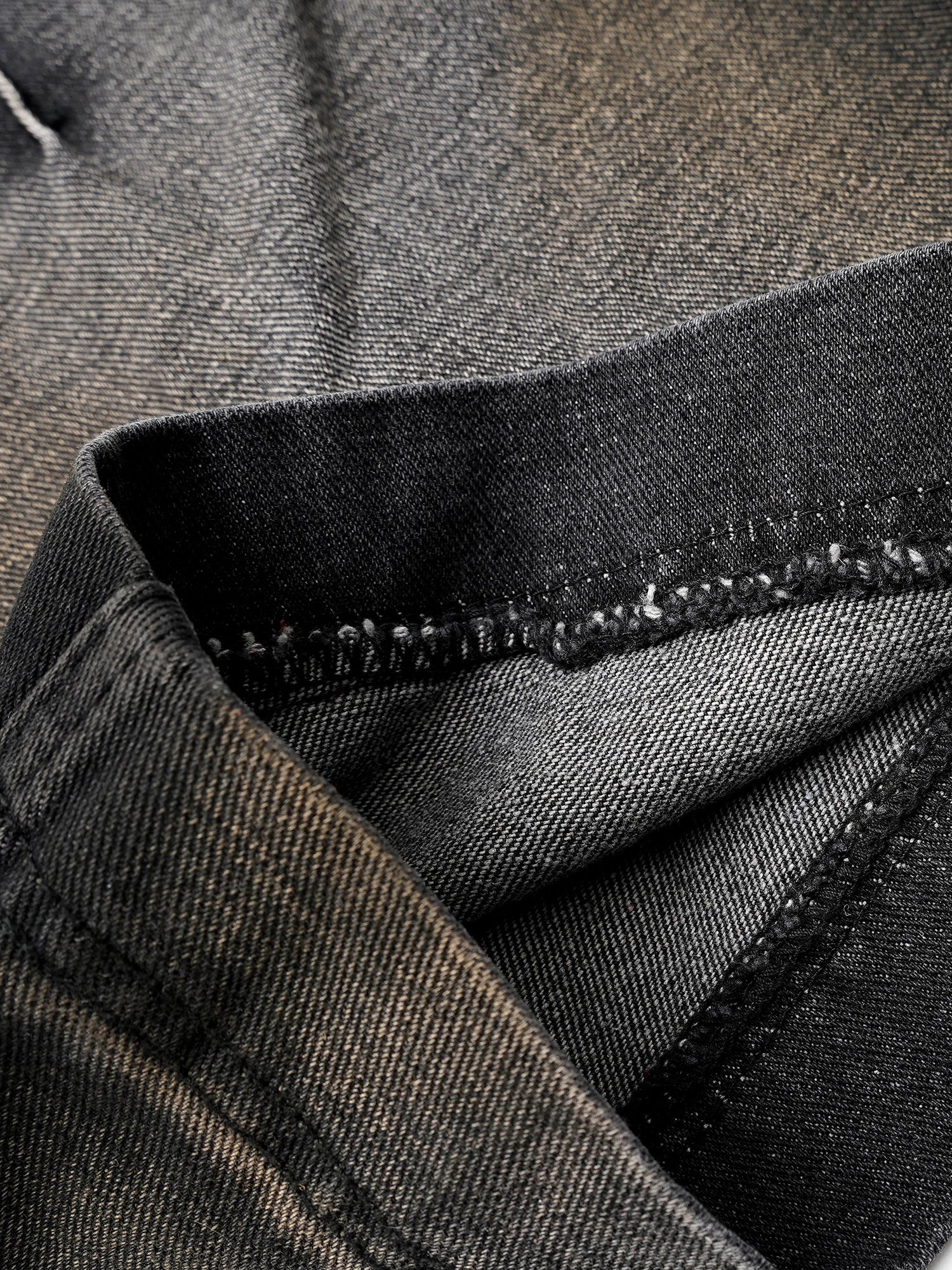 Verwaschene Cargojeans mit Falten im Used-Look