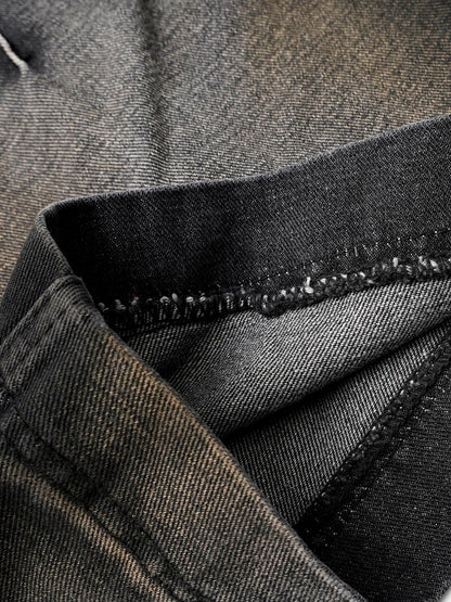 Verwaschene Cargojeans mit Falten im Used-Look
