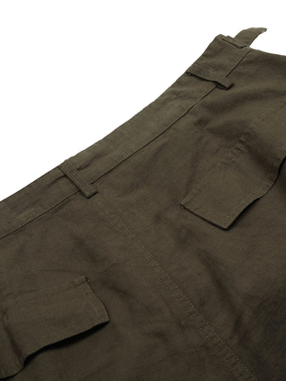 Schmutzig gefärbte Cargo-Jeans im Used-Look