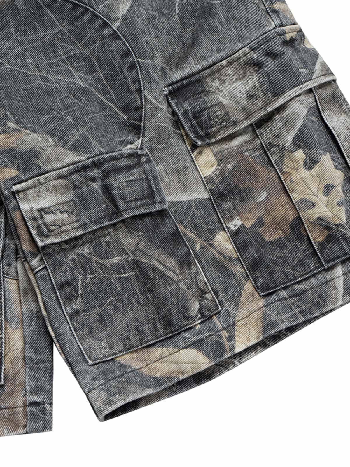 Camouflage-Jeanshose mit Schnallenbund