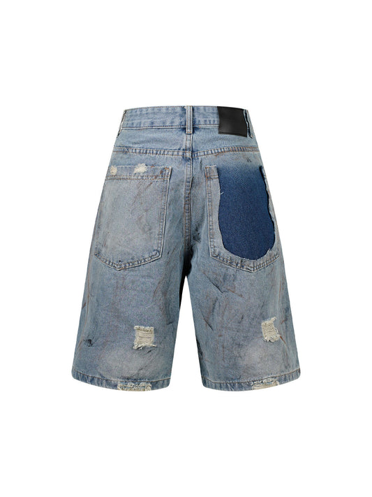 Short en jean déchiré, délavé, usé et teint sale