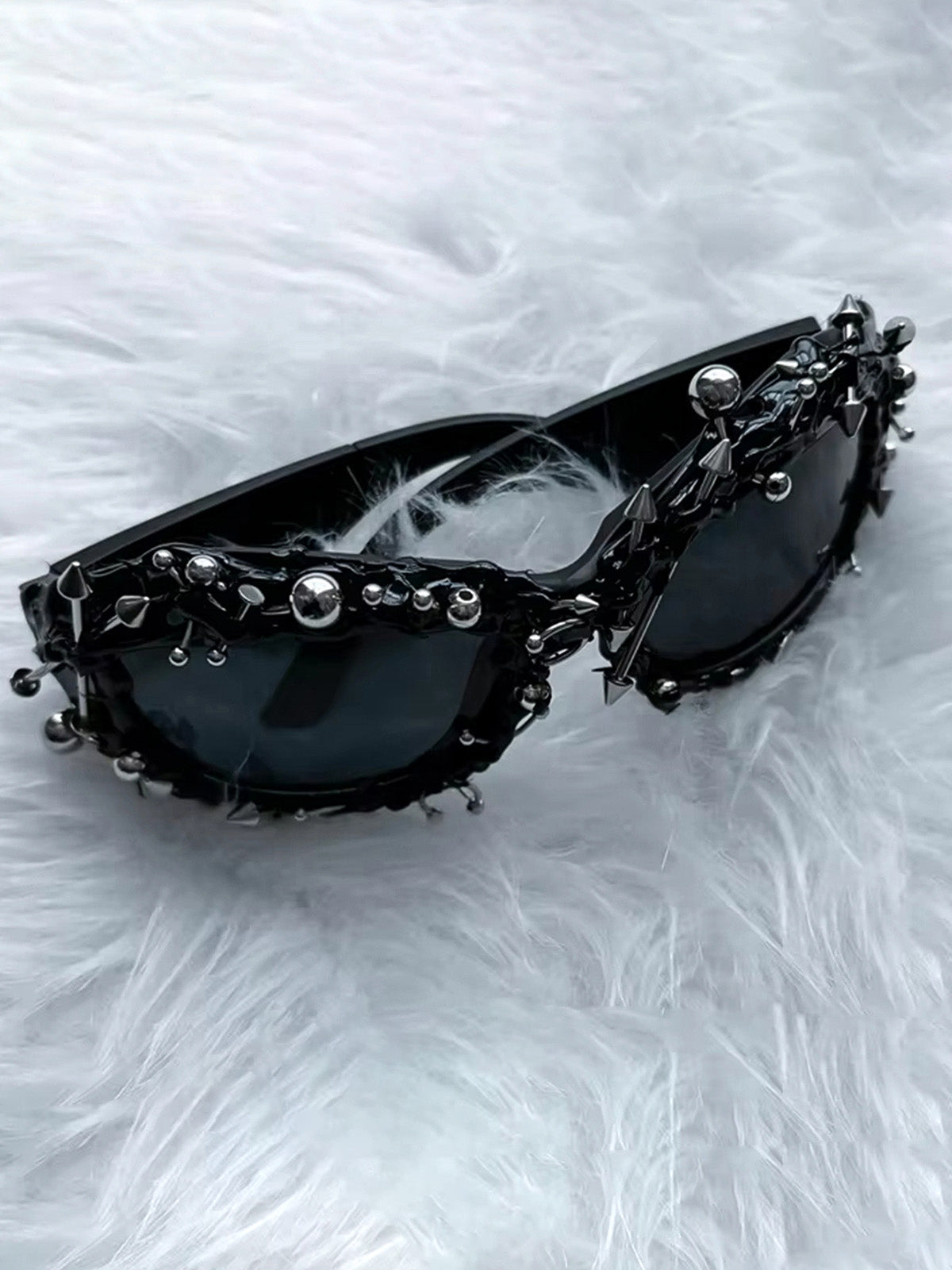 Lunettes de soleil style punk rivetées
