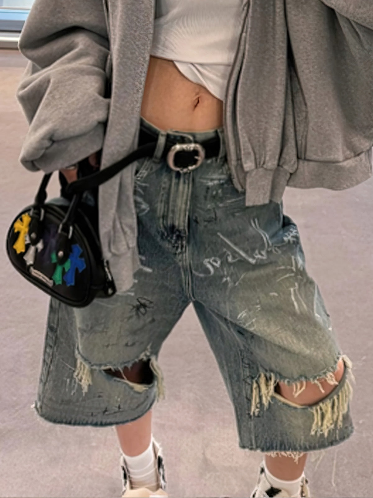 Zerrissene Jorts mit handbemalten Graffiti-Motiven
