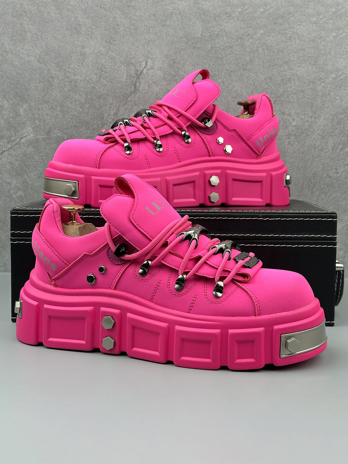 Derby-Schuhe im Punk-Stil mit Nieten