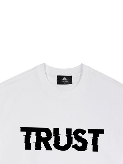 Originales T-Shirt mit dem grafischen Slogan „Trust is a Bullet“