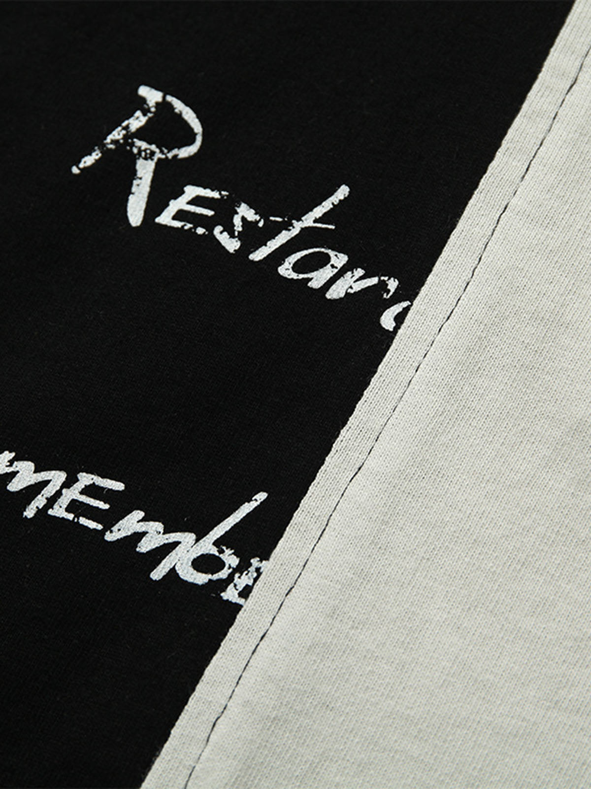 T-Shirt mit gespleißtem Dekonstruktions-Print