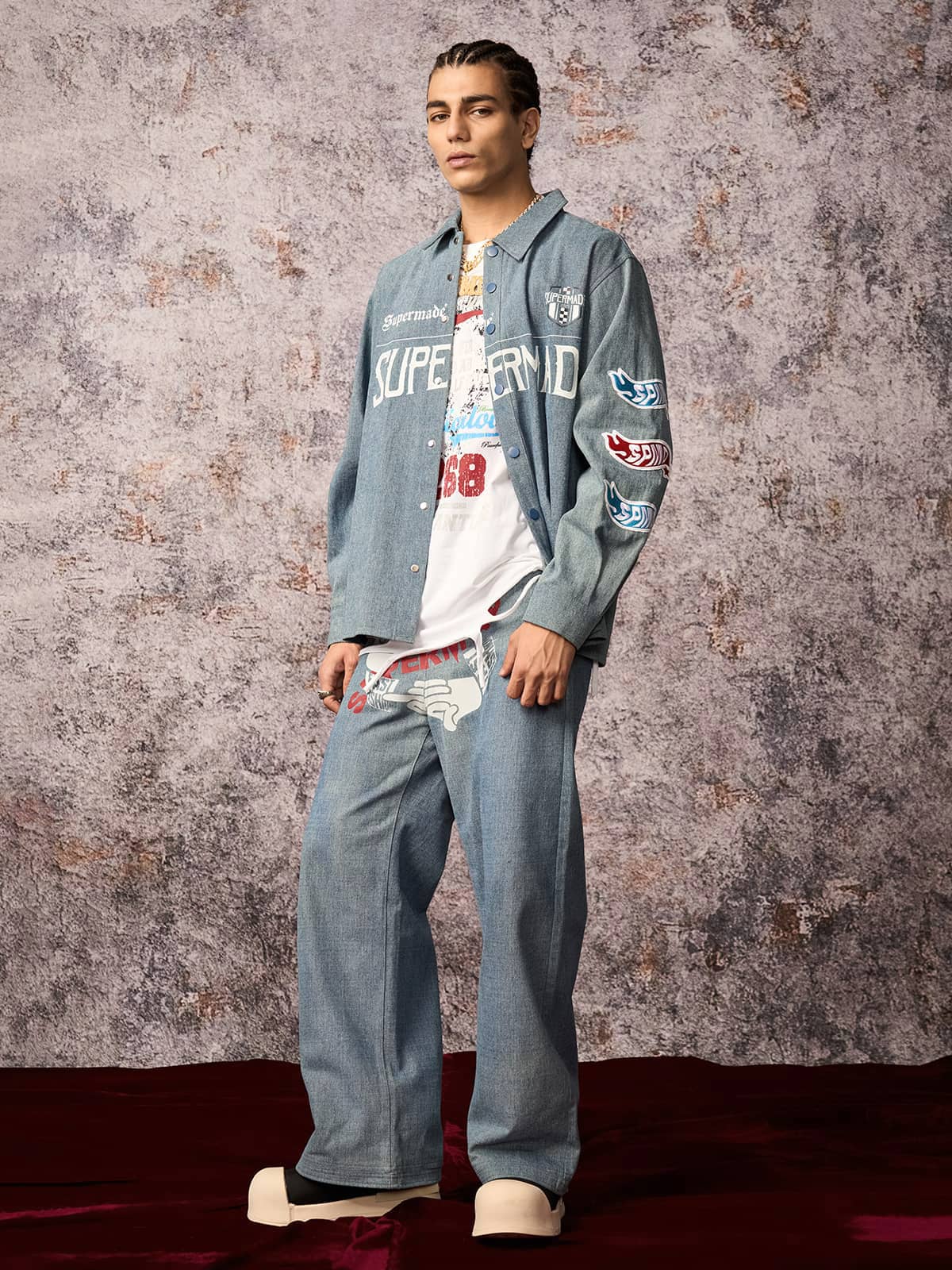Jean baggy original à imprimé gestuel
