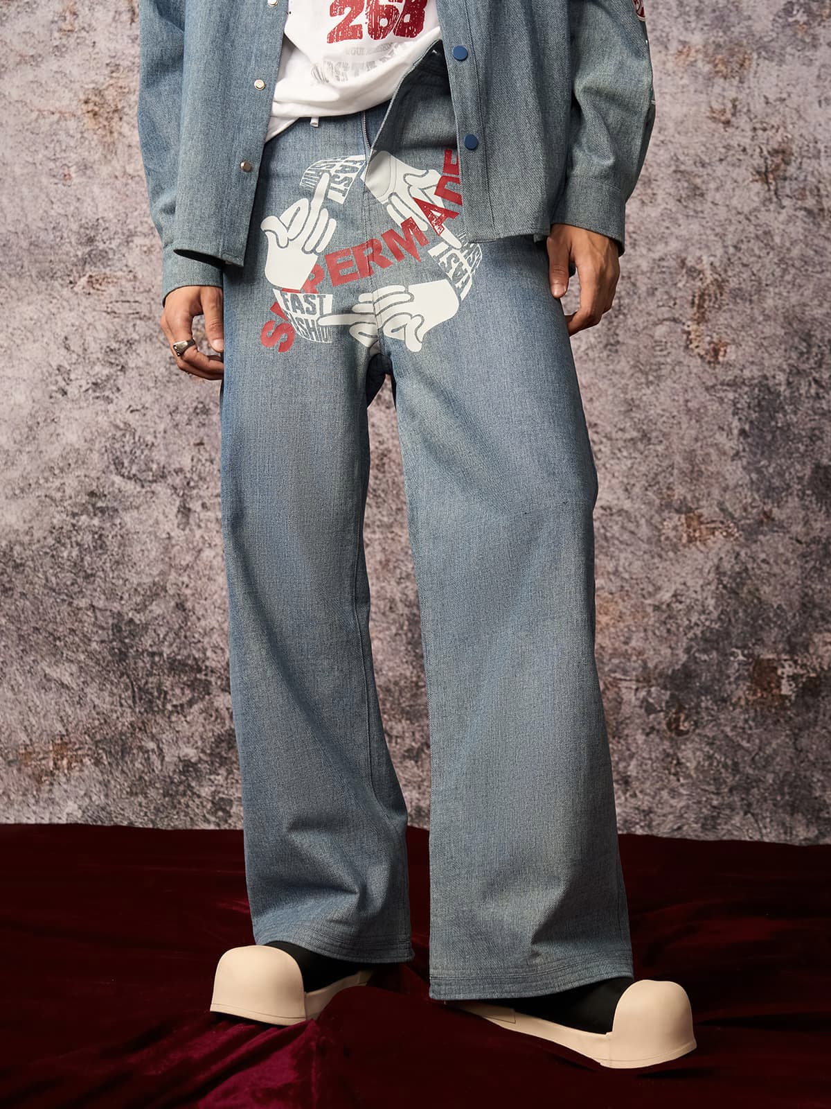 Jean baggy original à imprimé gestuel