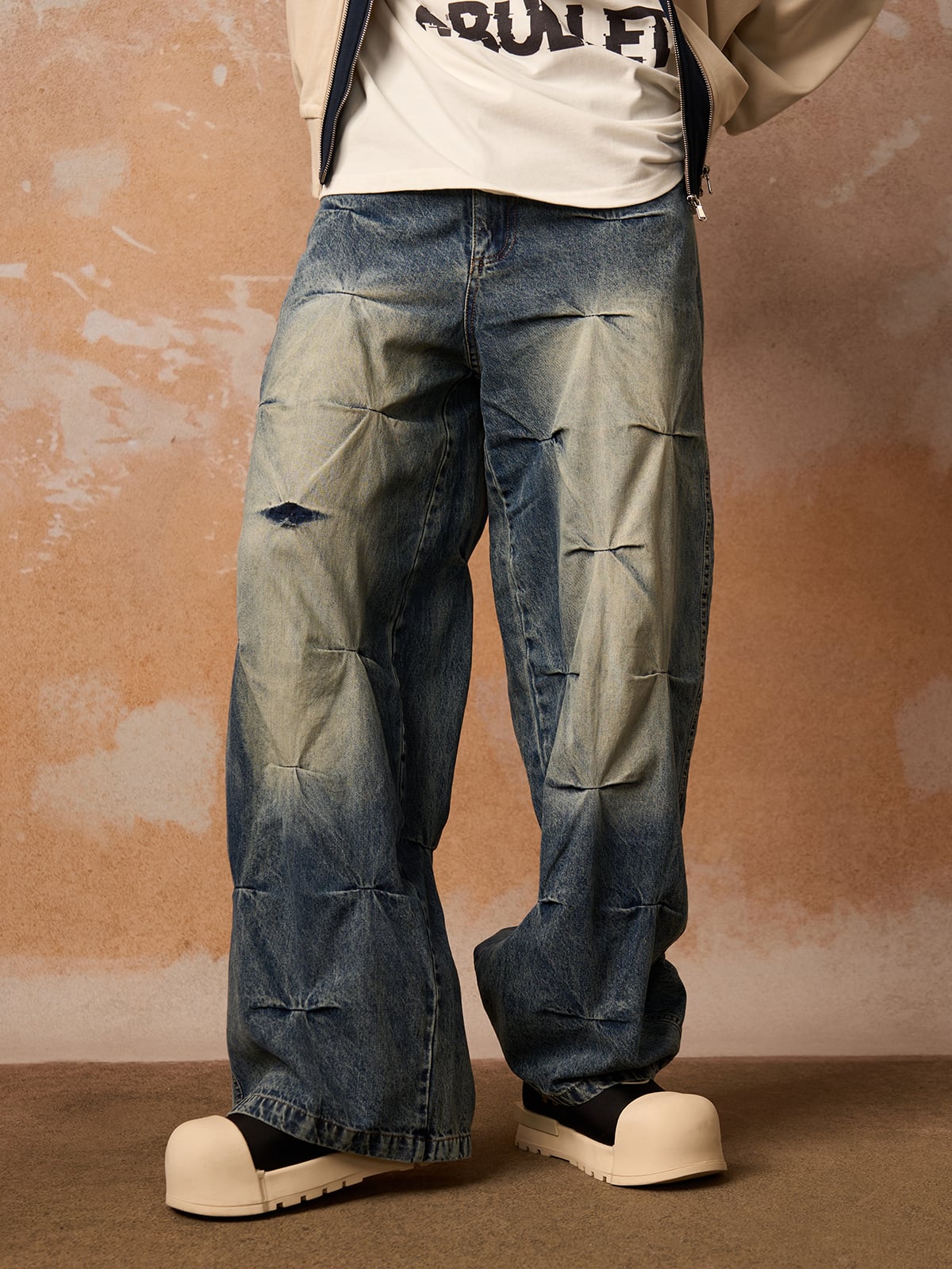 Jeans mit verwaschener Bundfaltenpartie