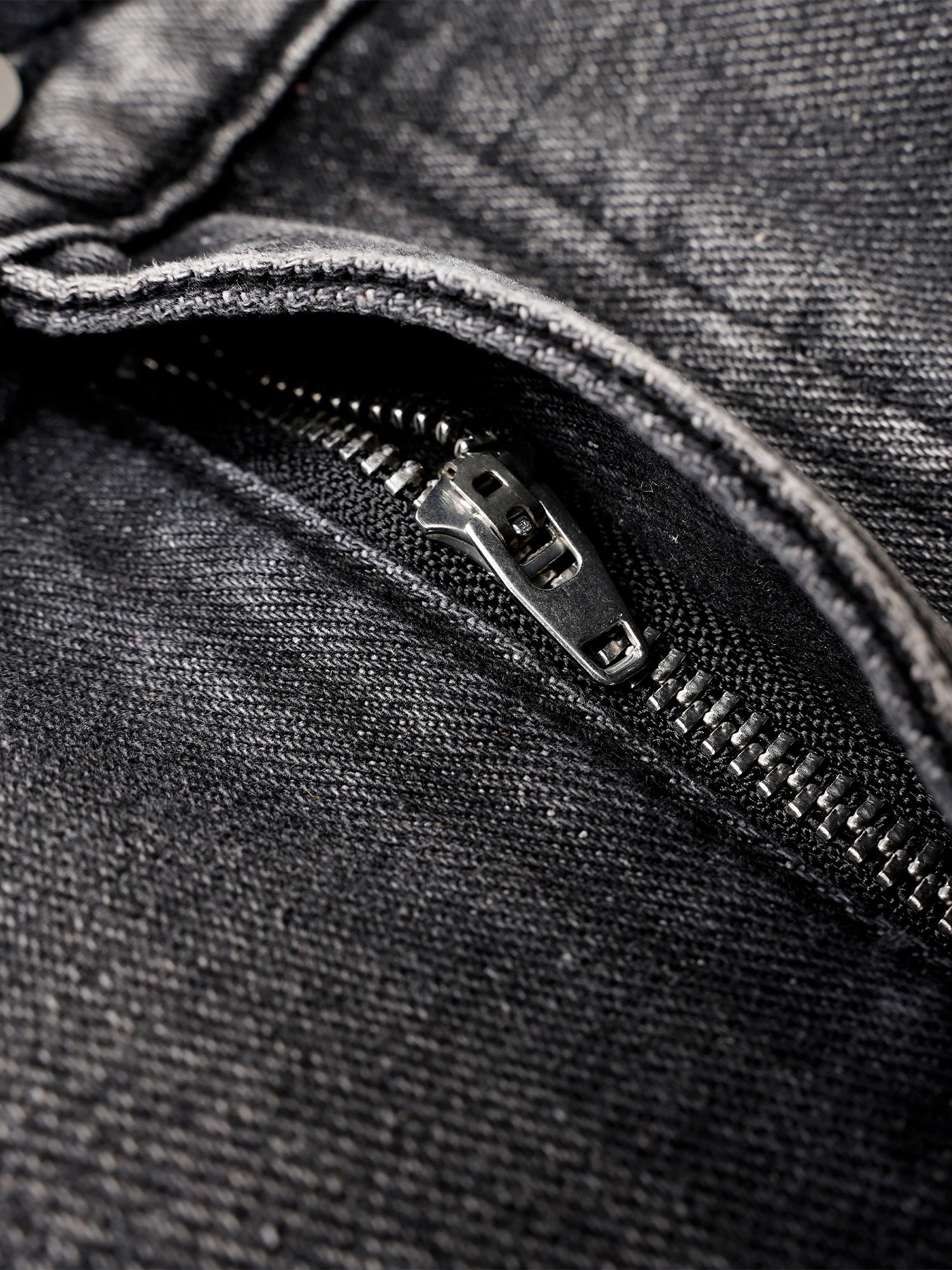 Verwaschene Cargojeans mit Falten im Used-Look