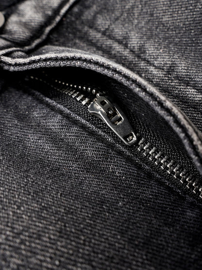 Verwaschene Cargojeans mit Falten im Used-Look