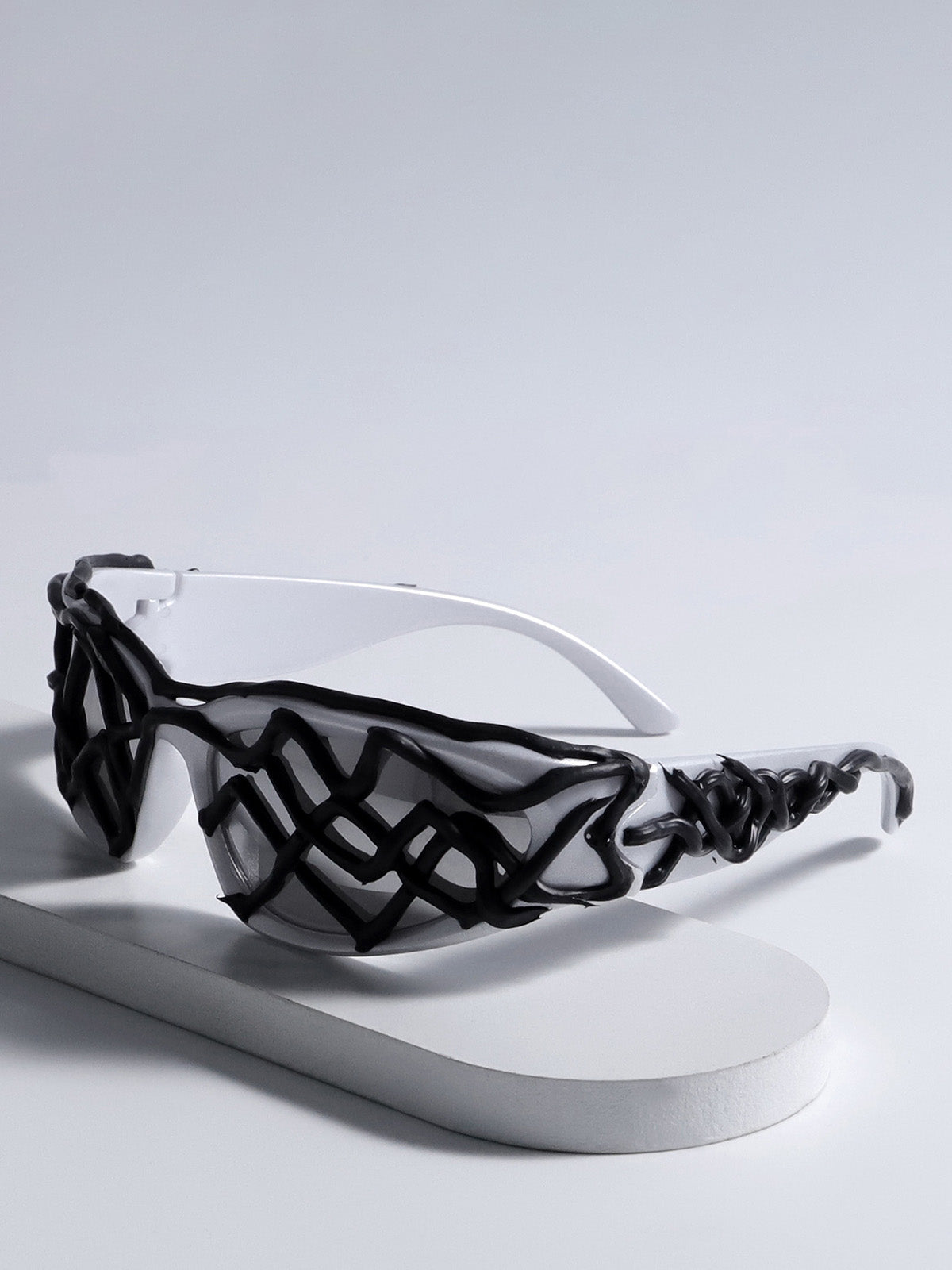 Futuristische Sonnenbrille mit gewelltem Rahmen