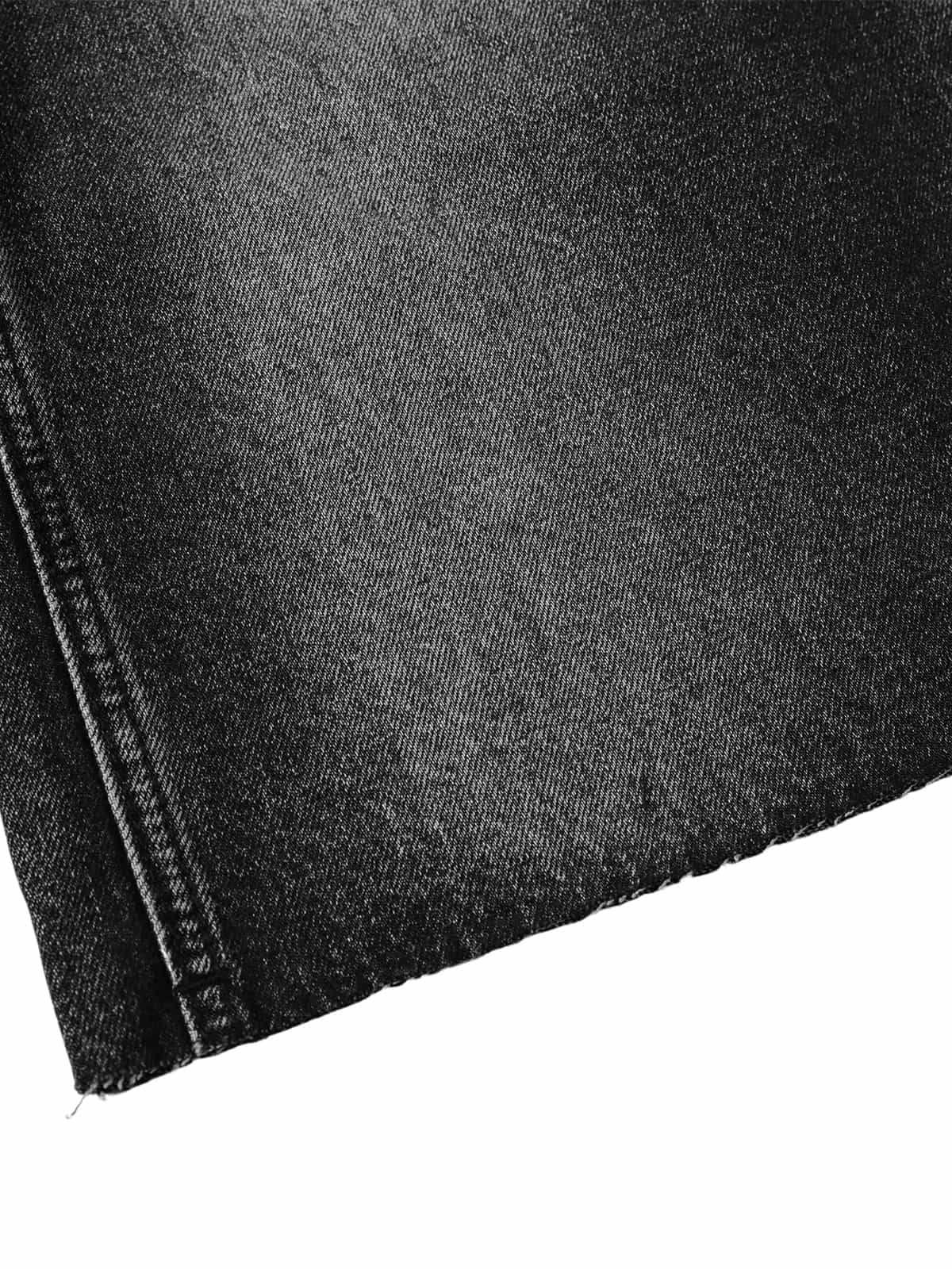 Jean court en denim délavé et vieilli avec rivets