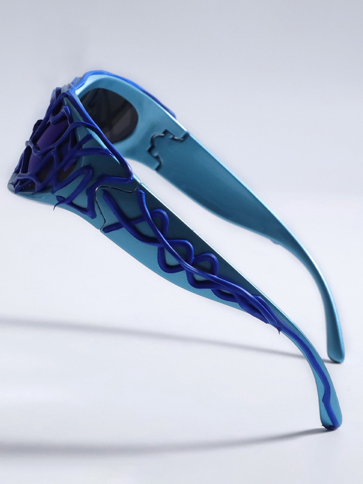 Futuristische Sonnenbrille mit gewelltem Rahmen