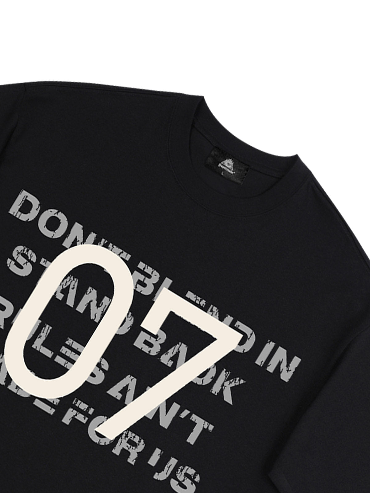 T-shirt graphique N°7 en détresse