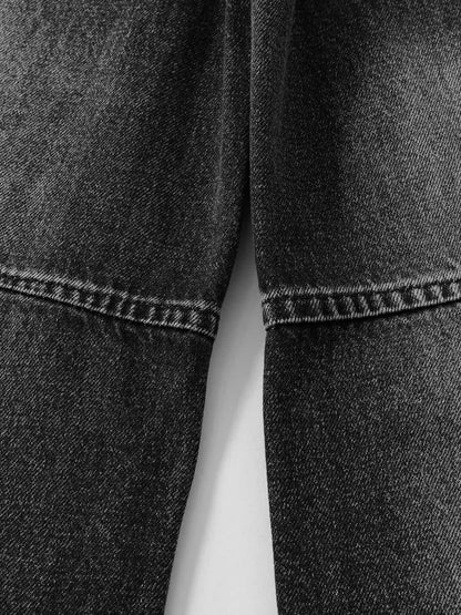 Jean court en denim délavé et vieilli avec rivets