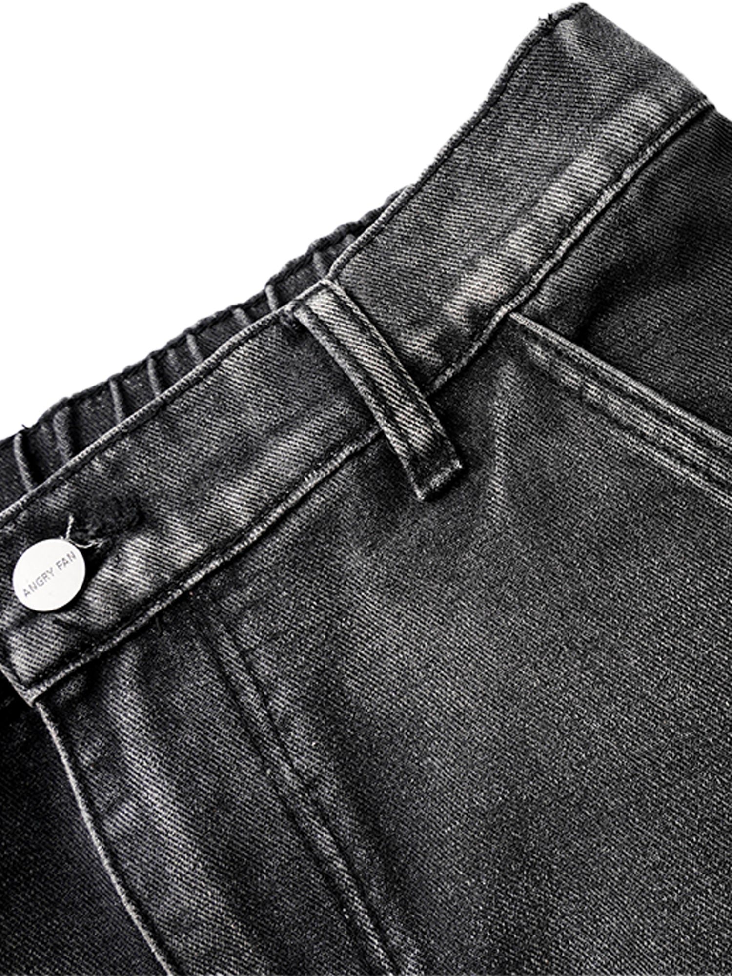 Verwaschene Cargojeans mit Falten im Used-Look