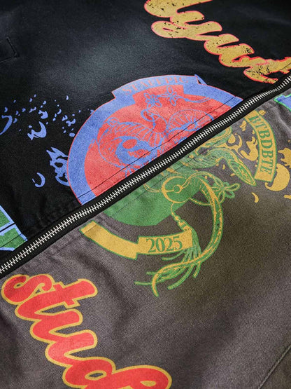 Jacke mit Reißverschluss und Graffiti-Print in Kontrastfarbe