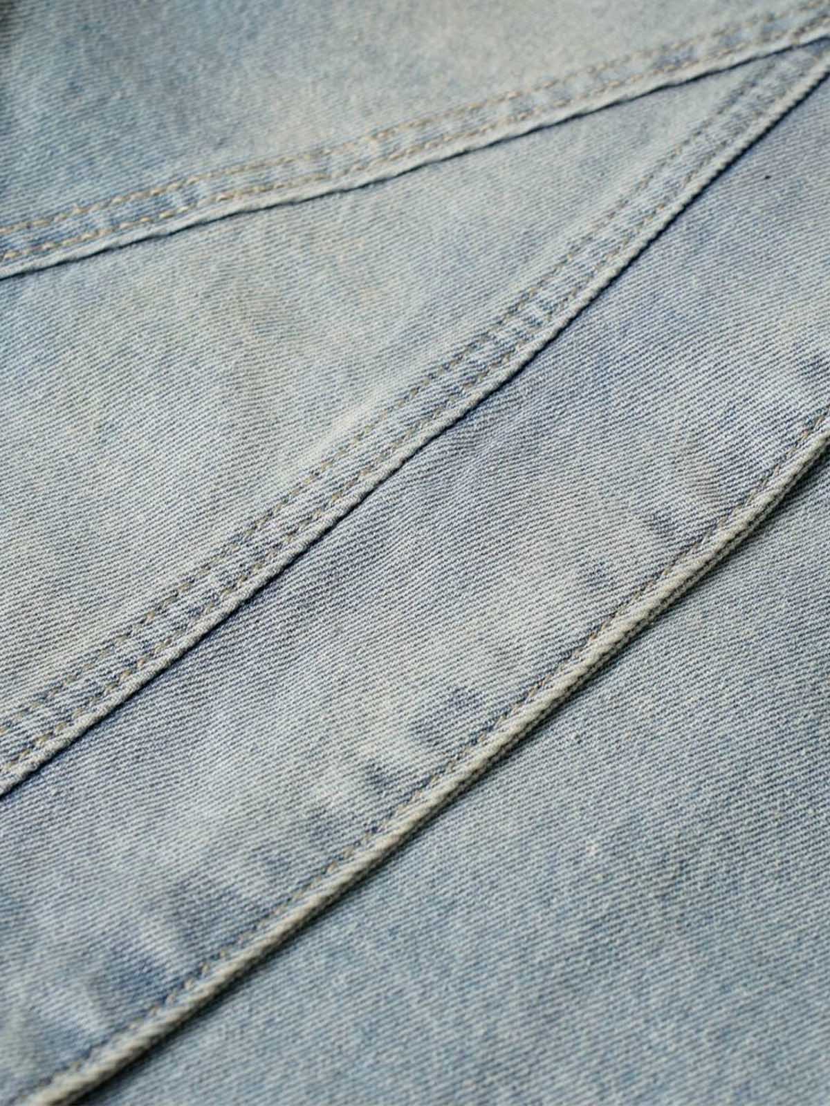 Verwaschene Distressed-Jeansshorts mit dekonstruiertem Schlitz