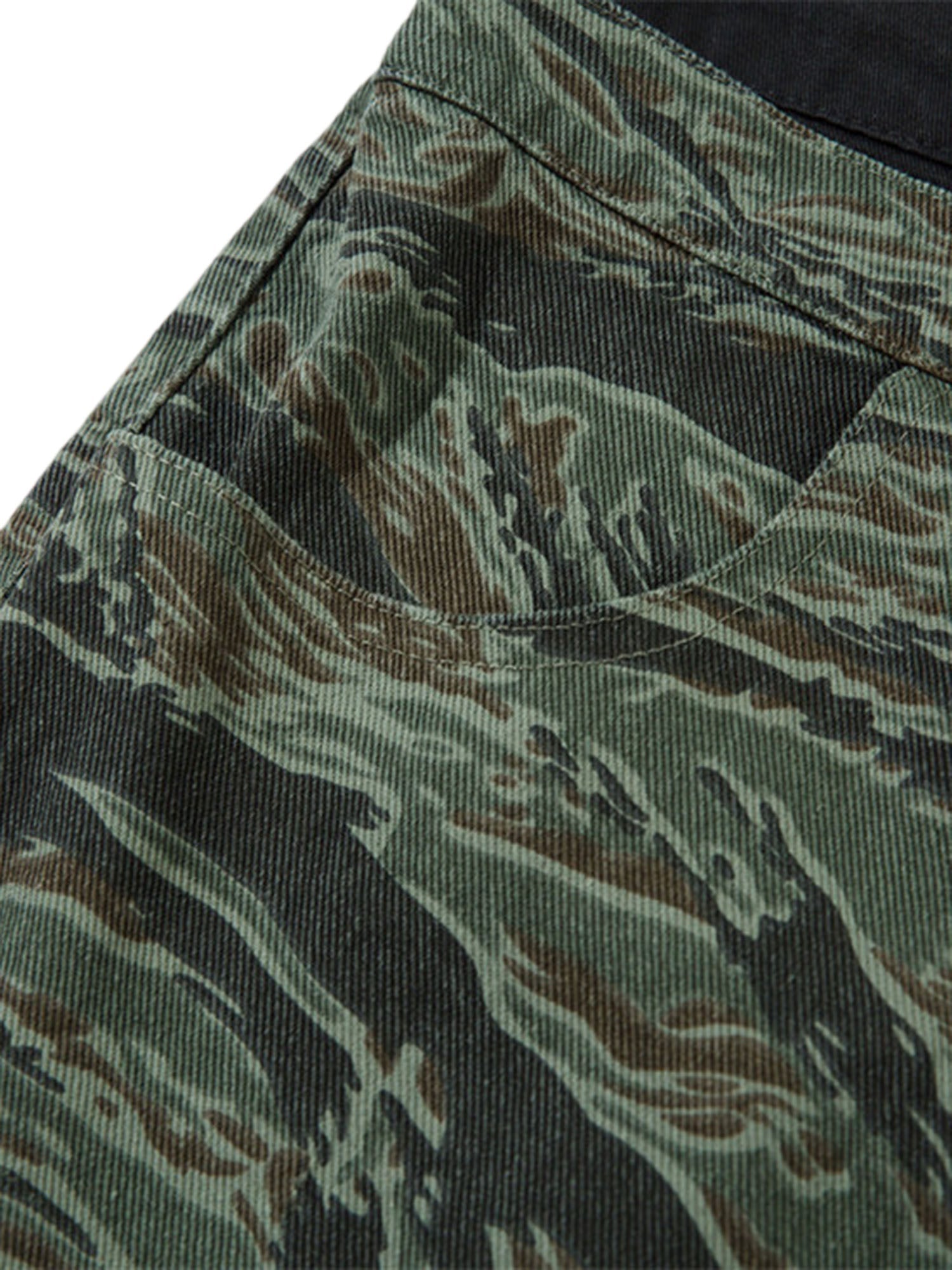 Thesupermade – High Street – Patchwork-Jeanshose mit Camouflage-Muster und Kontrast-Print 