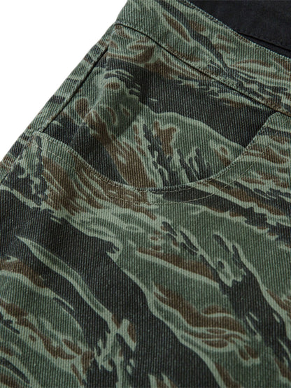 Thesupermade – High Street – Patchwork-Jeanshose mit Camouflage-Muster und Kontrast-Print 