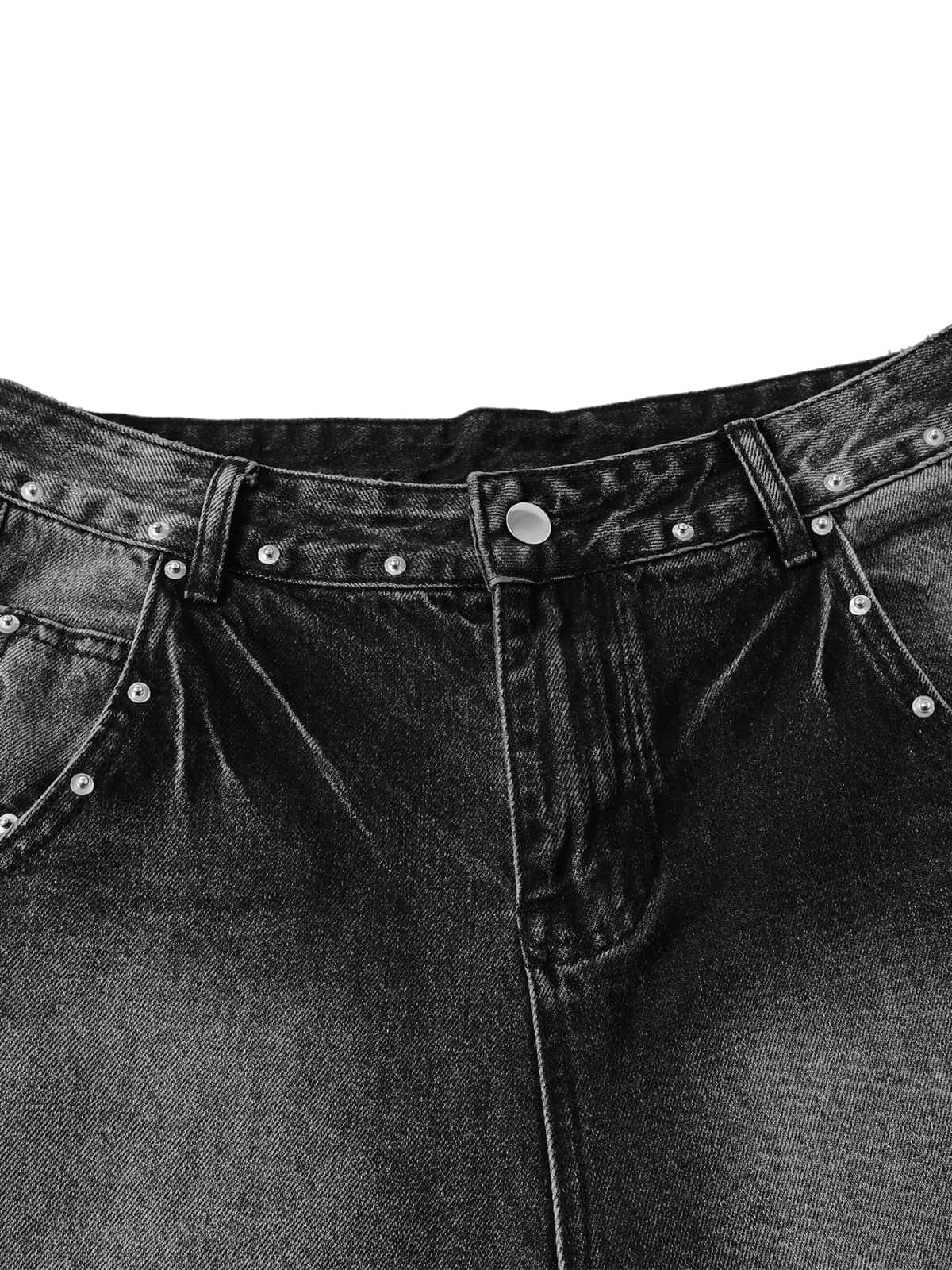Jean court en denim délavé et vieilli avec rivets