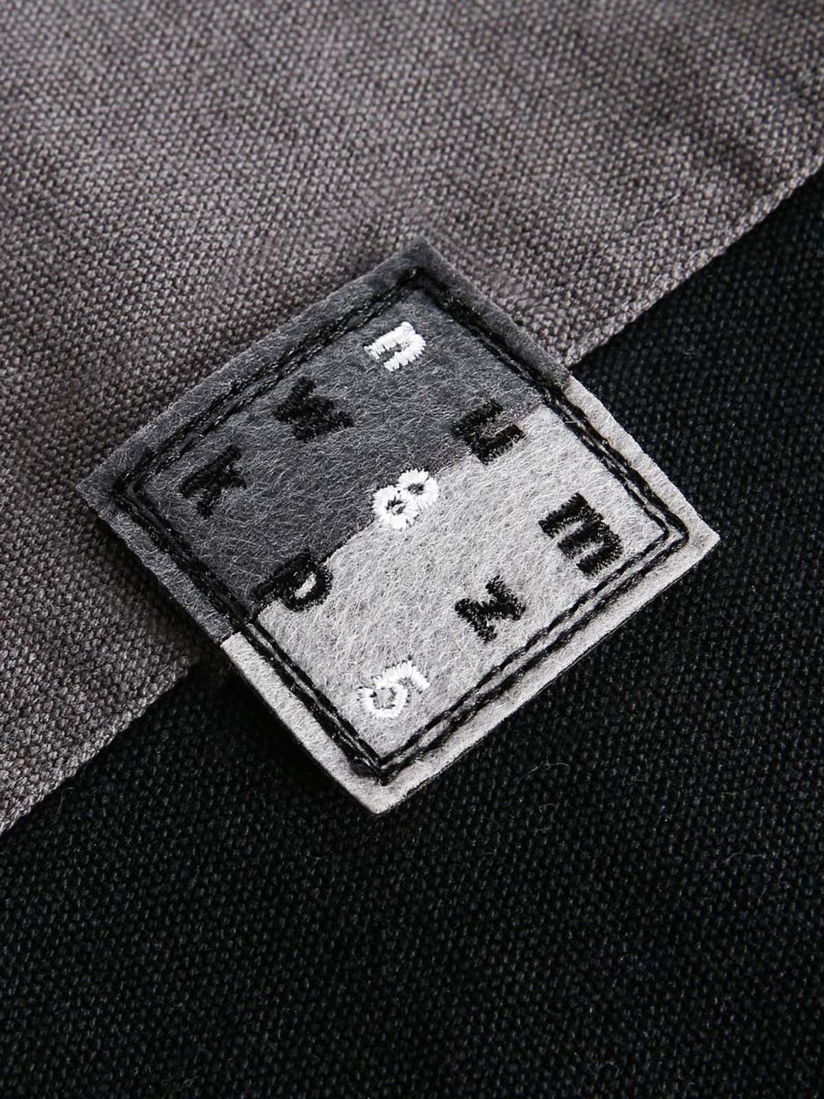 Jacke mit Reißverschluss und Graffiti-Print in Kontrastfarbe
