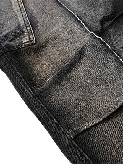 Verwaschene Cargojeans mit Falten im Used-Look