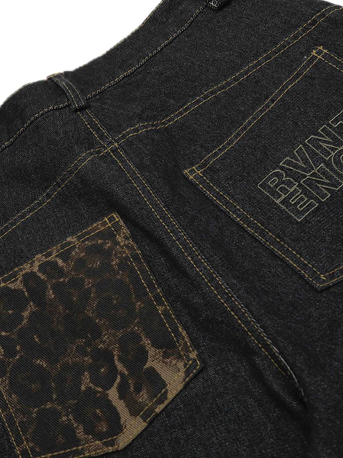 Jean patchwork en denim délavé à imprimé guépard